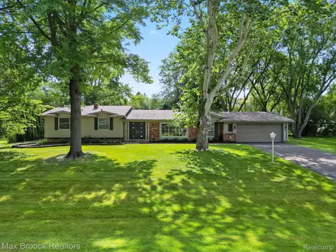 6745 Woodside Trl, West Bloomfield, MI 48322