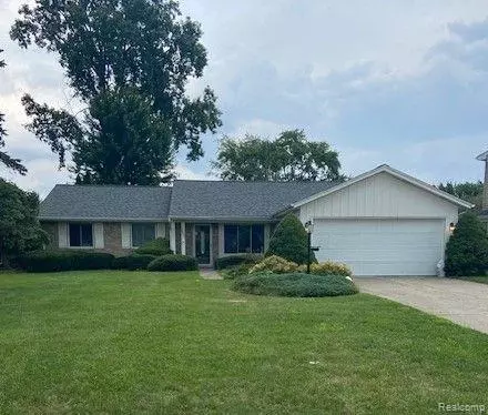 5061 Spring Well Ln, Grand Blanc, MI 48439