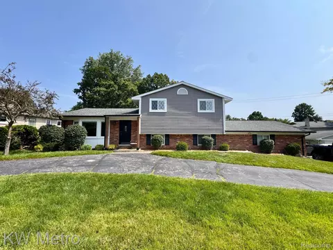 3168 Shawnee Ln, Waterford, MI 48329