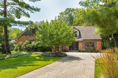 20130 Village Dr, Beverly Hills, MI 48025