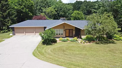 35 Rissman Ln, Groveland, MI 48462