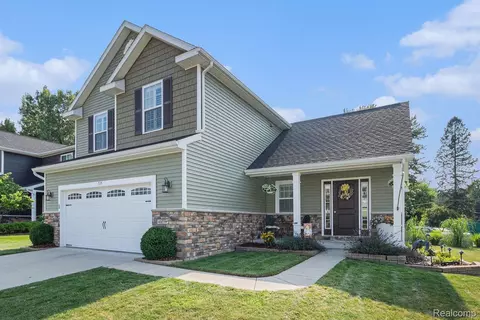 735 Cascade Ave, Fenton, MI 48430