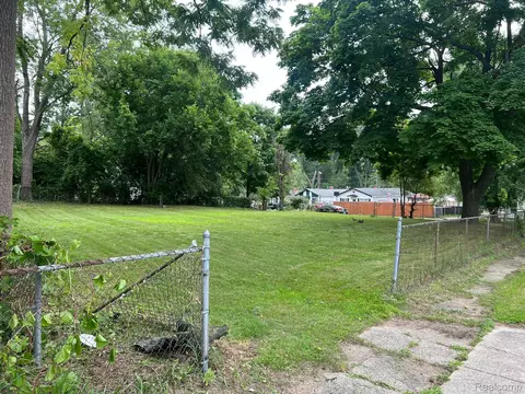 218 E Parkdale Ave, Pontiac, MI 48340
