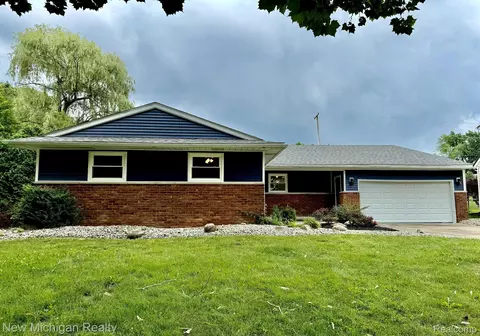 350 Woodbridge Dr, Grand Blanc, MI 48439