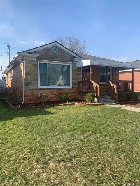 8262 State Park, Center Line, MI 48015