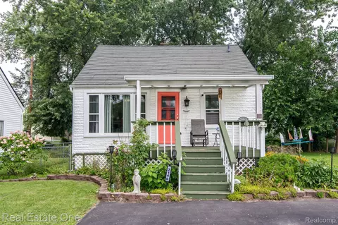 3140 Kenrick St, Keego Harbor, MI 48320