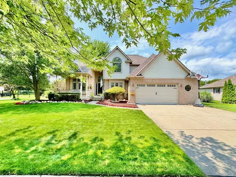 52611 Forest Hill Dr, Chesterfield, MI 48047