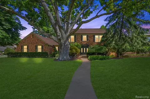 8282 Woodspur Dr, Commerce, MI 48382