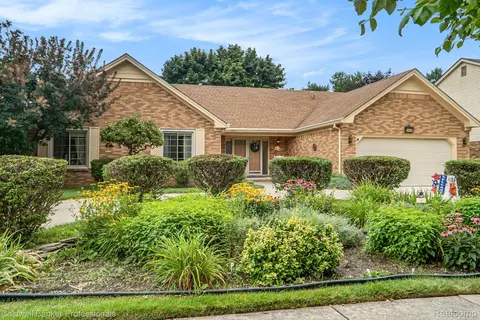 19446 Laurel Dr, Livonia, MI 48152