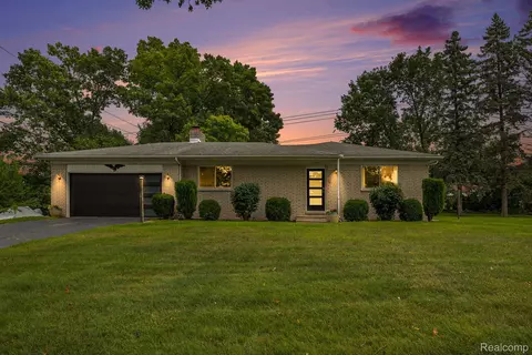 3270 Indianview Dr, Waterford, MI 48329