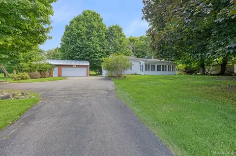 404 Jayne Rd, Fenton, MI 48430 photo 1