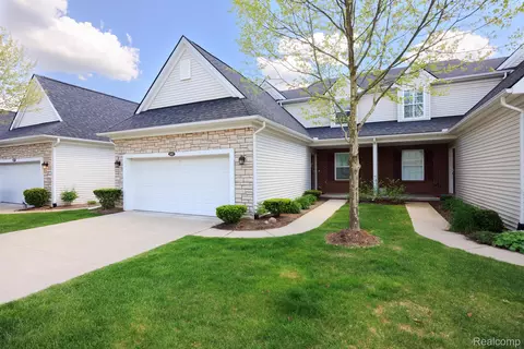 3435 Grove Ln #106, Auburn Hills, MI 48326