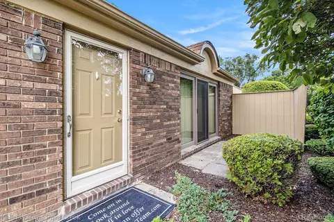 2351 Rochelle Park Dr, Rochester Hills, MI 48309