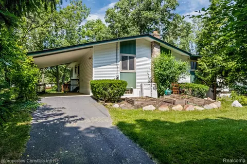 920 Intervale Crt Ct, Highland, MI 48357