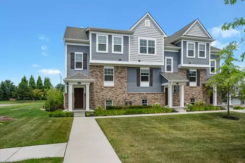4955 Treeside Ln, Troy, MI 48098