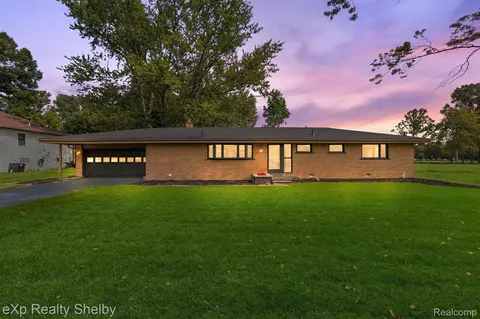 945 Sylvanwood Dr, Troy, MI 48085