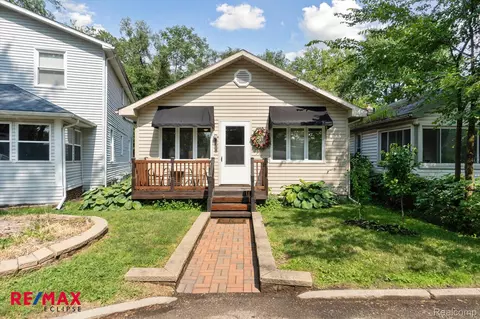 2435 Kleist Crt Ct, Keego Harbor, MI 48320