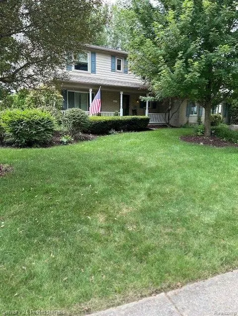 5475 Winchester Dr, Troy, MI 48085