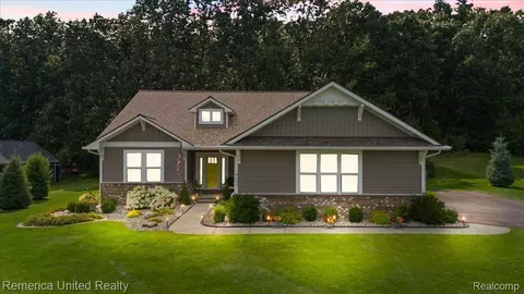 8332 Meadow Creek Ln, Pinckney, MI 48169