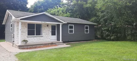 300 Parkside Ave, Holly, MI 48442