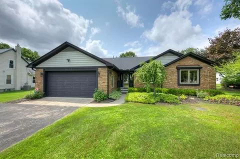 21093 Gill Rd, Farmington, MI 48335