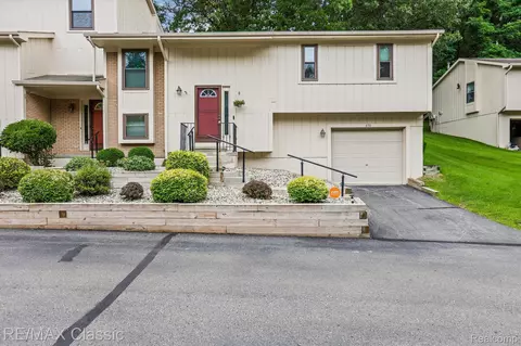 470 Forest Dr, Brighton, MI 48116