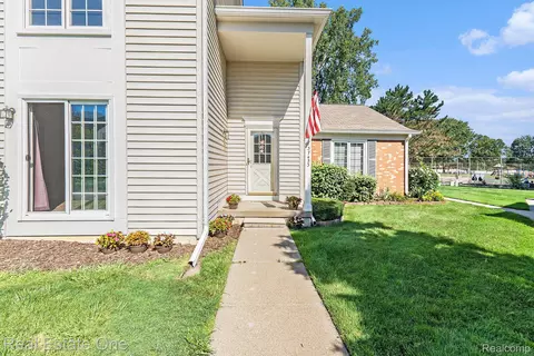 37453 Stonegate Cir, Clinton Township, MI 48036