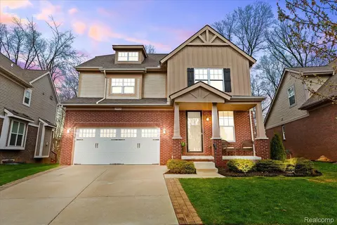 28614 Cottage Ln, Lyon, MI 48165
