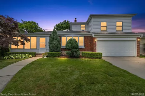 22430 Saint Clair Dr, Saint Clair Shores, MI 48081