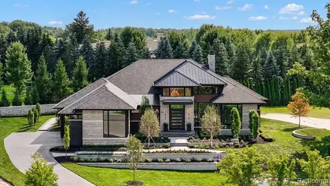 4834 Pinnacle Blvd, Rochester, MI 48306