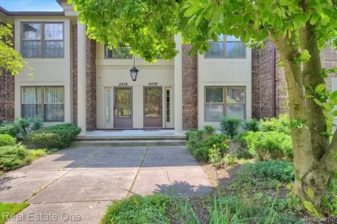 4406 Knightsbridge Ln, West Bloomfield, MI 48323