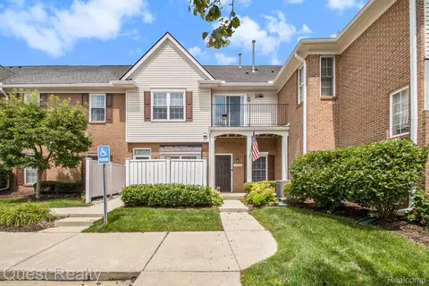 730 Amerly Dr #B, Waterford, MI 48328