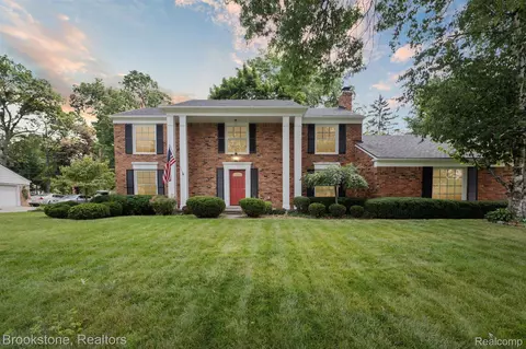 5869 Red Coat Ln, West Bloomfield, MI 48322