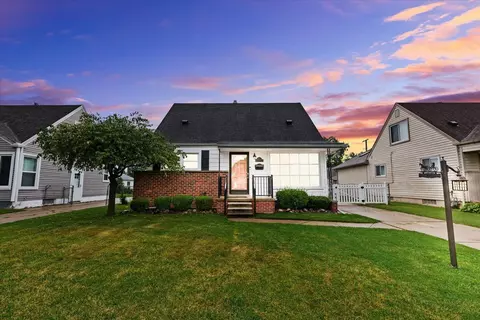 7032 Deering St, Garden City, MI 48135
