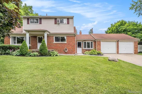 17245 Penrod Dr, Clinton Township, MI 48035