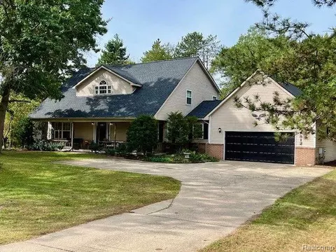 812 Hemingway Rd, Orion, MI 48362