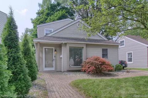 2070 Moorhouse St, Ferndale, MI 48220