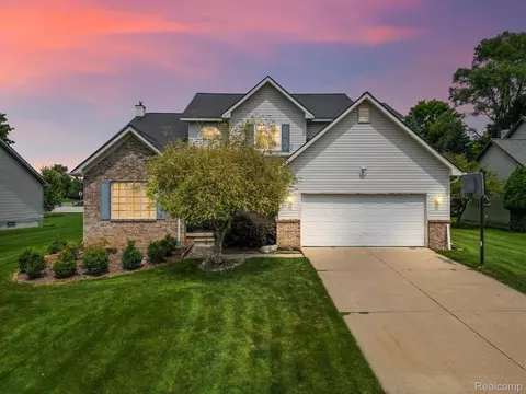 636 Glenmoor Dr, Oxford, MI 48371