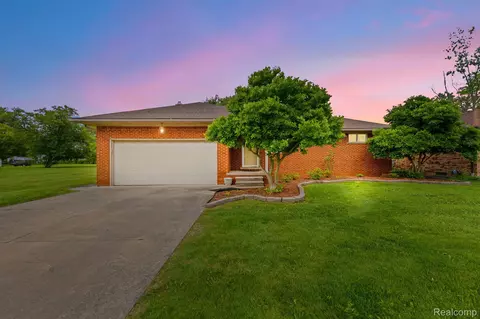 27650 Groveland St, Roseville, MI 48066
