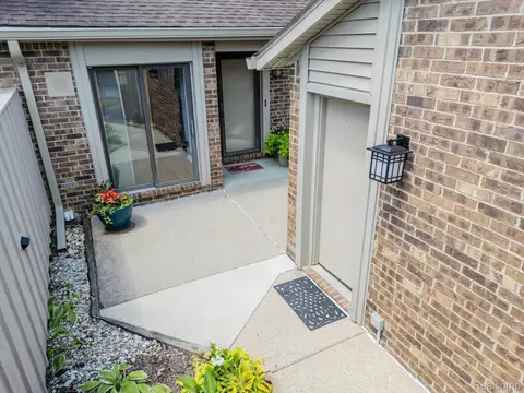 5734 Woodland Vew Vw, Independence, MI 48346