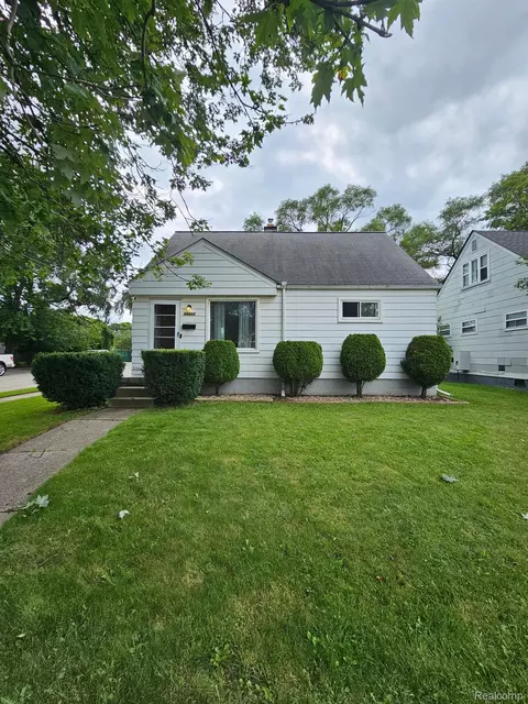 24803 Wilmot Ave, Eastpointe, MI 48021
