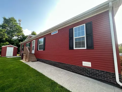 9674 Townsquare Blvd, Fenton, MI 48430