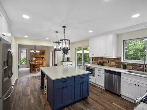 6792 Pine Way Dr, Troy, MI 48098