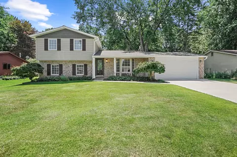 9119 Satelite Dr, White Lake, MI 48386