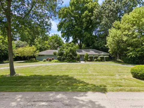 7300 Jackson Park Dr, Bloomfield, MI 48301