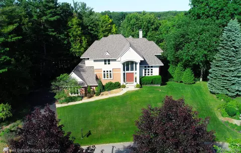 9945 Rolling Greens Dr, Pinckney, MI 48169