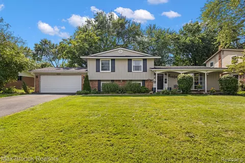6600 Heather Heath, West Bloomfield, MI 48322