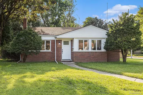 19783 Maplewood St, Livonia, MI 48152