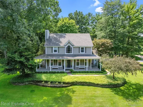 11622 Ridge Rd, Green Oak, MI 48178