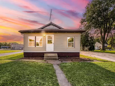 3205 Signet Dr, Waterford, MI 48329